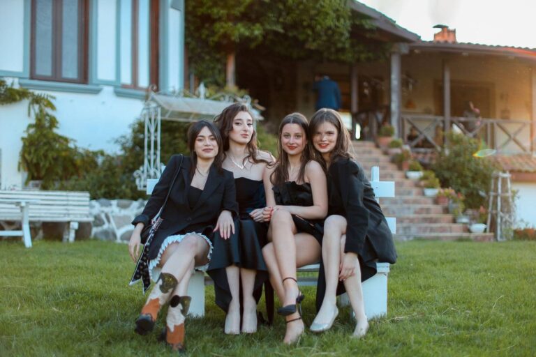 Czerń na weselu? Oczywiście! Odkryj najpiękniejsze kreacje, które zachwycają nowoczesną elegancją.